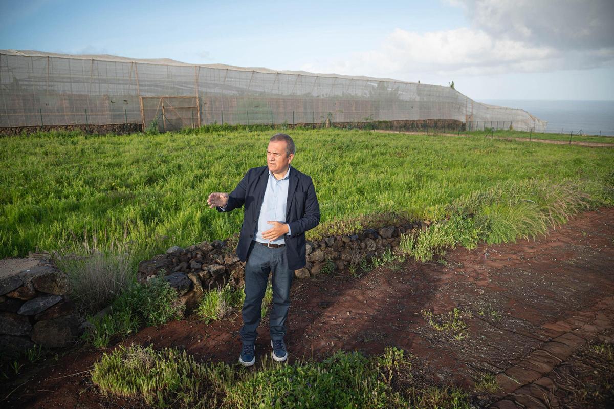El consejero de Sector Primario y Bienestar Animal, Valentín González, explica el proyecto.
