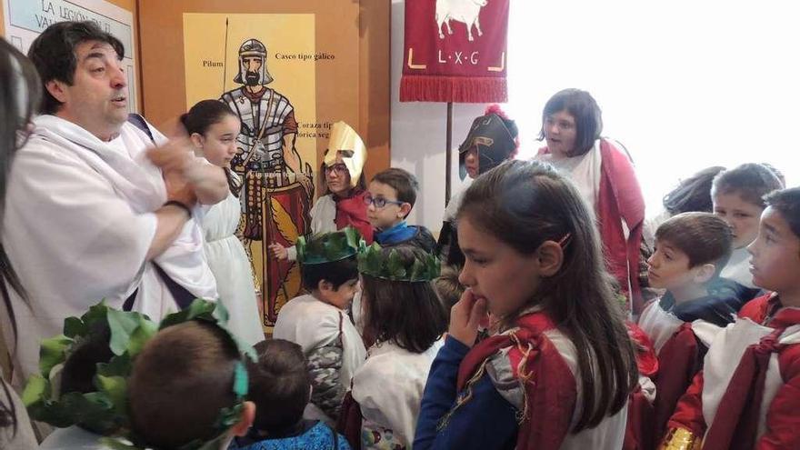 Los alumnos en el centro de interpretación escuchando las explicaciones.