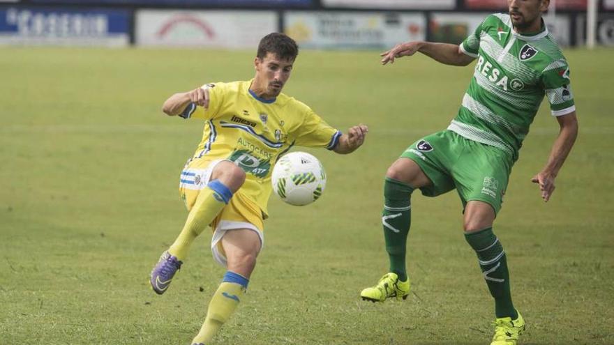 Omar Hernández, del Lealtad, presiona a Omar, jugador asturiano de la Arandina.