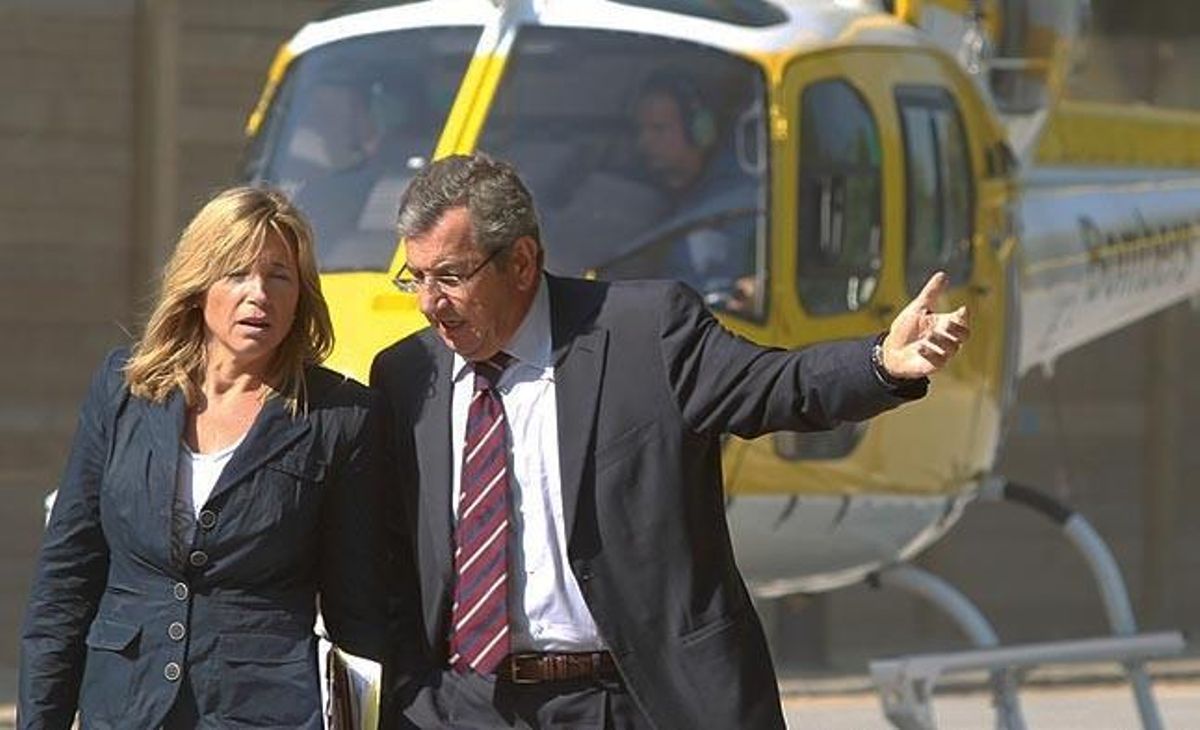 La vicepresidenta del Govern, Joana Ortega, i el vicepresident segon del Parlament, Higini Clotas, arriben en helicòpter a la Cambra.