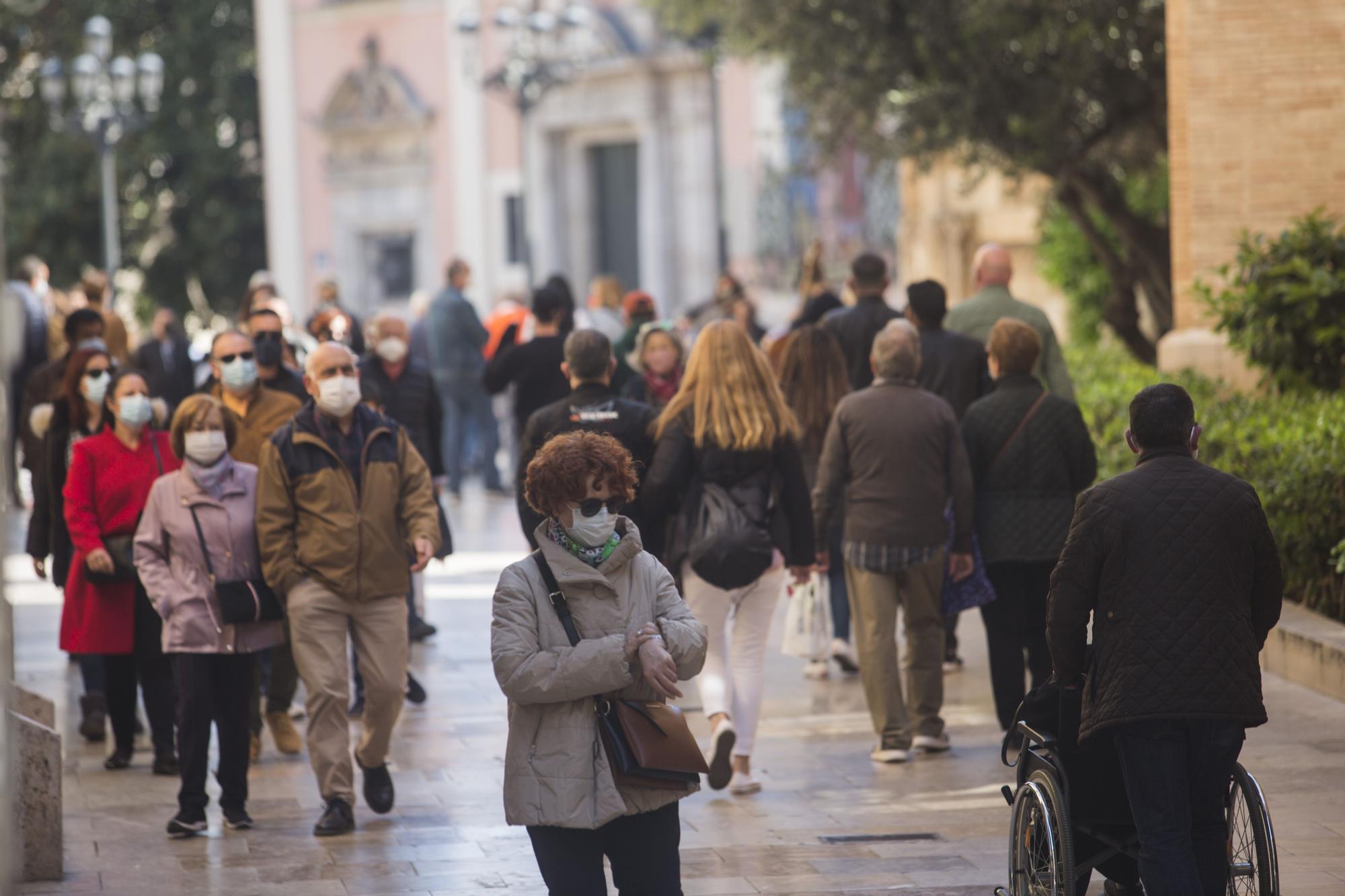 El sol y las buenas temperaturas abarrotan València