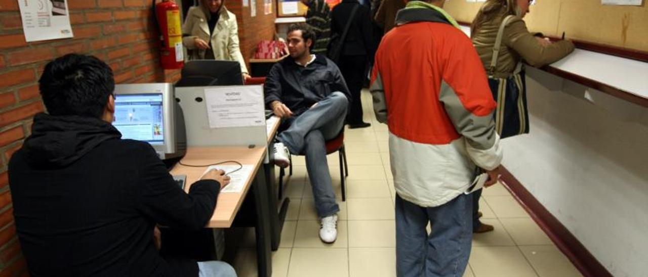 Varios desempleados buscan trabajo en una oficina del Inaem en Zaragoza.