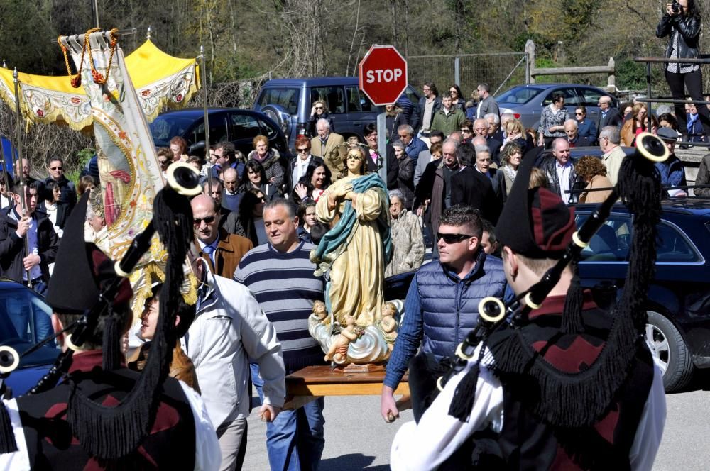 Misa y procesión de El Encuentro en Campomanes