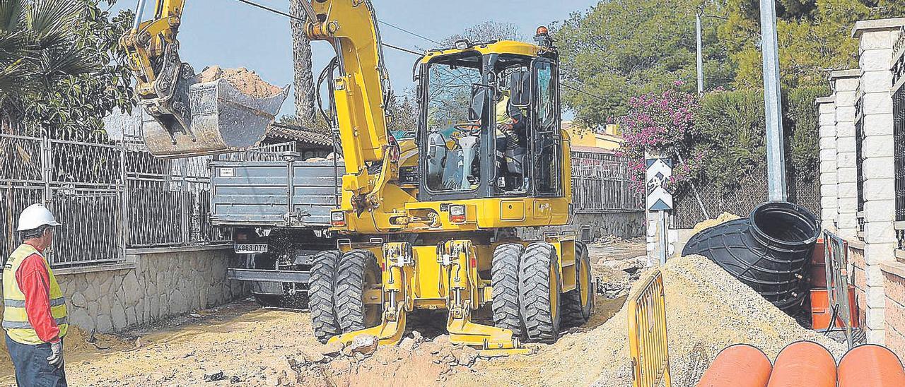 Obras del colector en la pedanía de Peña de las Águilas, en imagen retrospectiva.