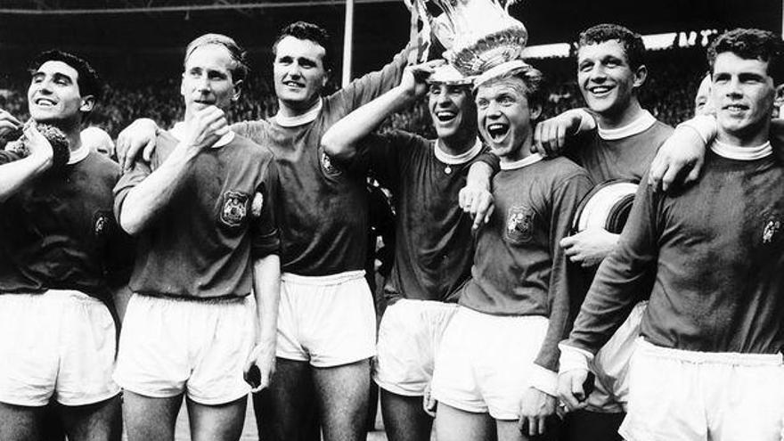 Herd, tercero por la izquierda, con la Copa ganada en 1963 al Leicester en Wembley.