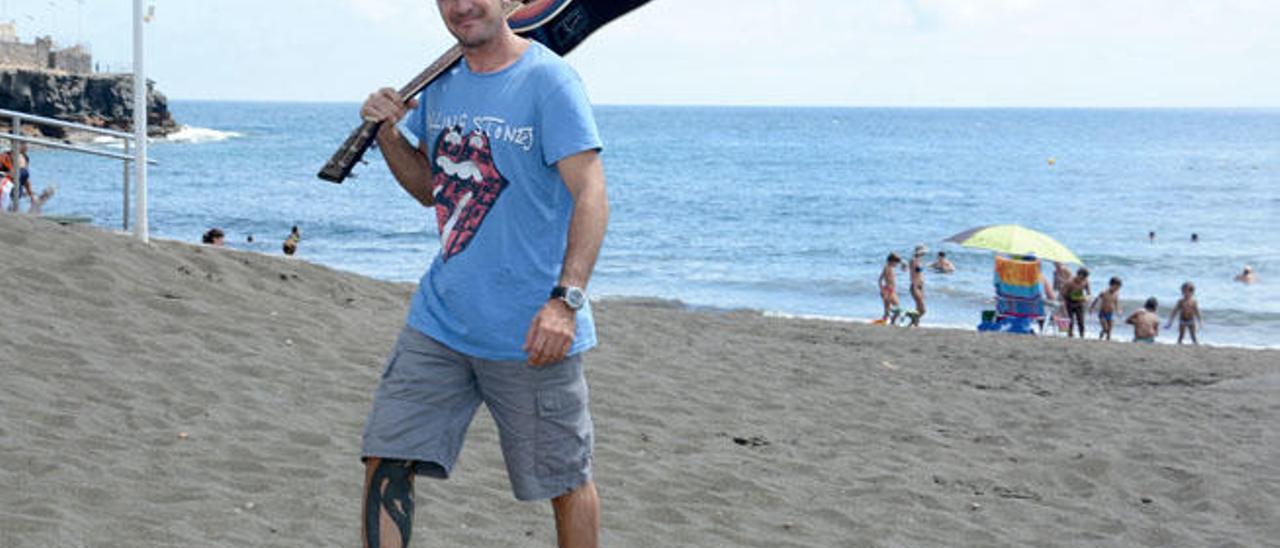 El cantautor Tony González con su inseparable guitarra en la playa de La Garita, ayer.