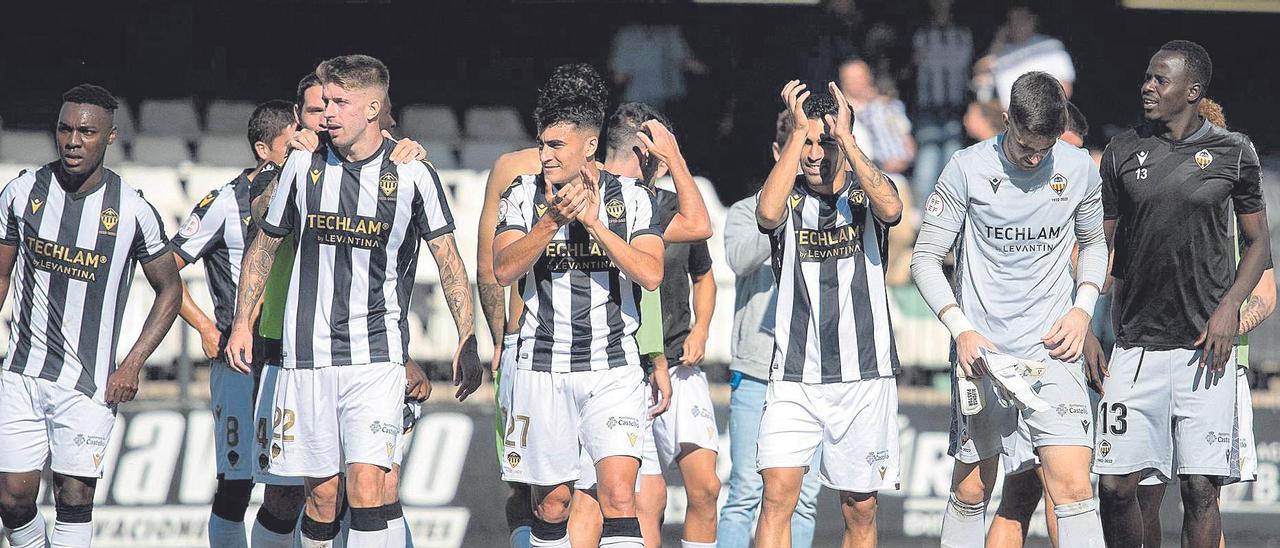 Los jugadores del Castellón saludan al público tras uno de los encuentros disputados en el Estadio Castalia en la presente temporada 2022/23.