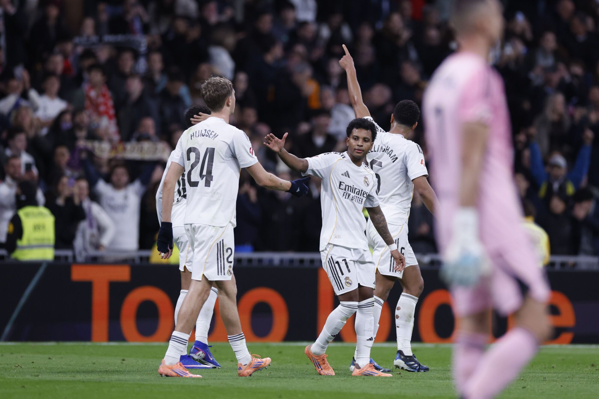 MADRID, 20/12/2025.- Los jugadores del Real Madrid celebran el primer gol del equipo madridista durante el encuentro de la jornada 17 de LaLiga entre Real Madrid y Sevilla FC celebrado este sábado en el estadio Santiago Bernabéu, en Madrid. EFE / Javier Lizón.