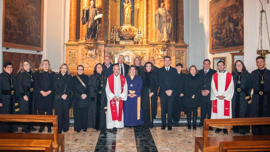 Varios miembros de la corporación municipal en el acto celebrado el Viernes Santo. | MARÍA JOSÉ LAPUENTE