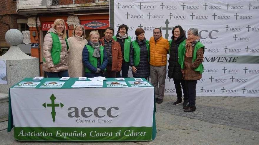 Integrantes de la Junta Local de la AECC con representantes municipales.