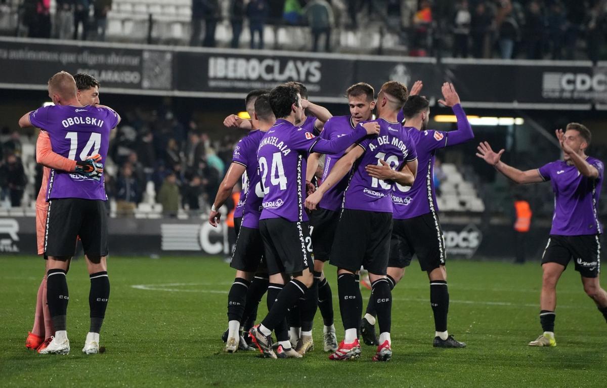 Los jugadores del Córdoba CF celebran la victoria en Castalia, el pasado domingo.
