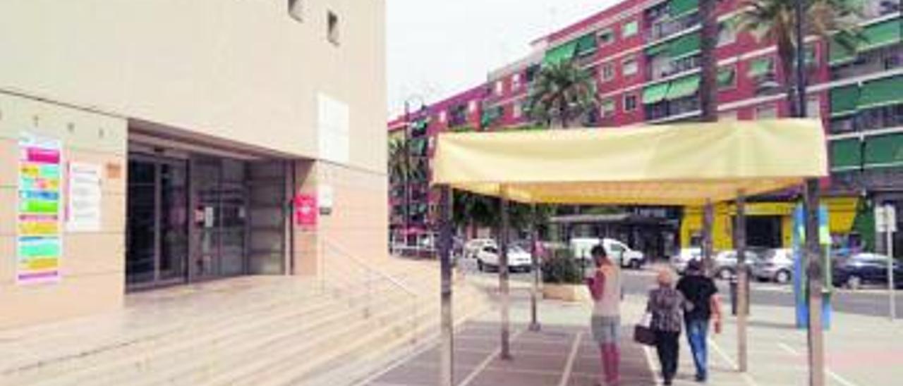 Carpa situada fuera del centro de salud de Quart. | L-EMV