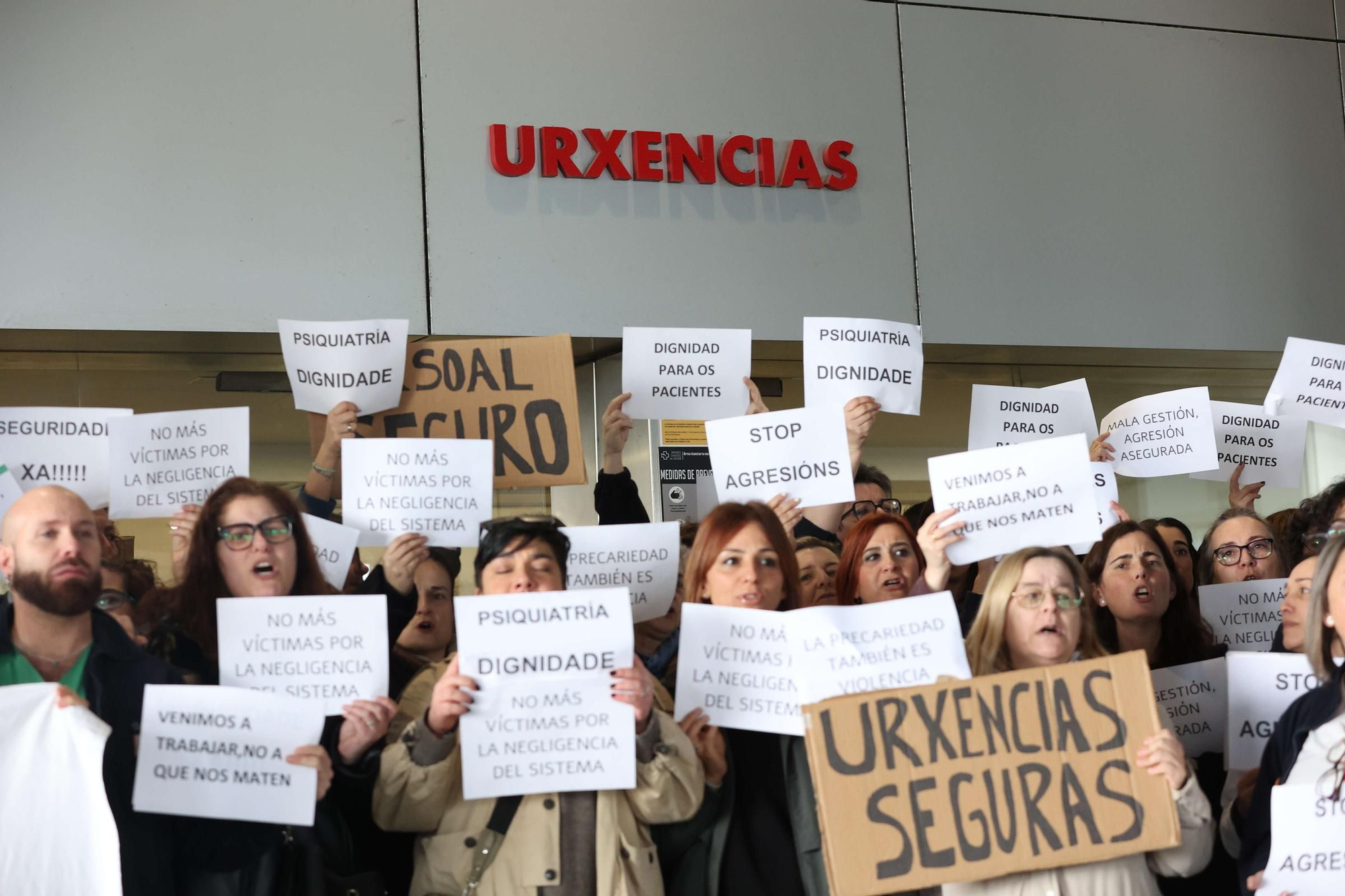 Protesta en el Chuac tras agredir un paciente con arma blanca a un enfermero y un vigilante