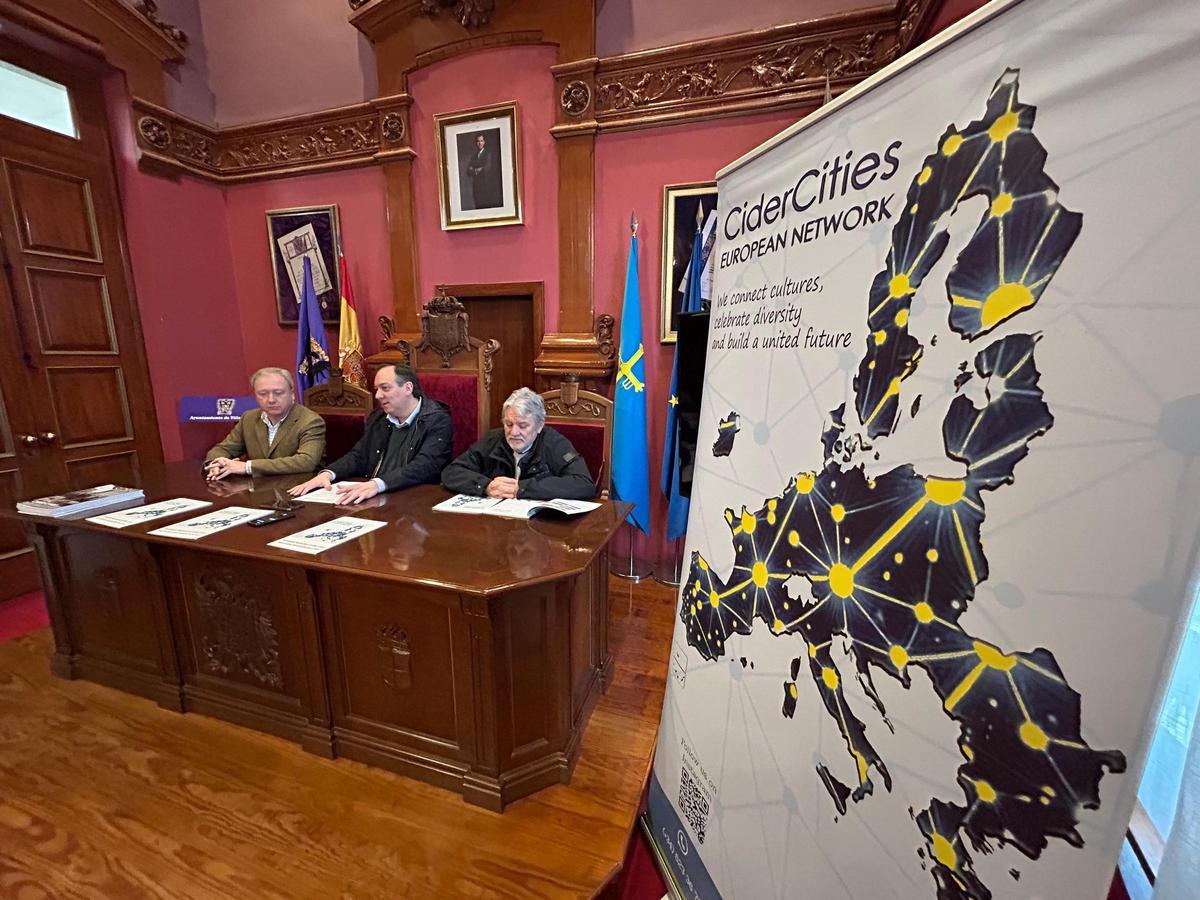 Por la izquierda, Álvaro Alonso, Alejandro Vega y Marcos Abel Fernández.