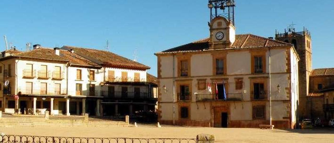 Ayuntamiento y Plaza Mayor de Riaza.  // Román Santos- Wikipedia