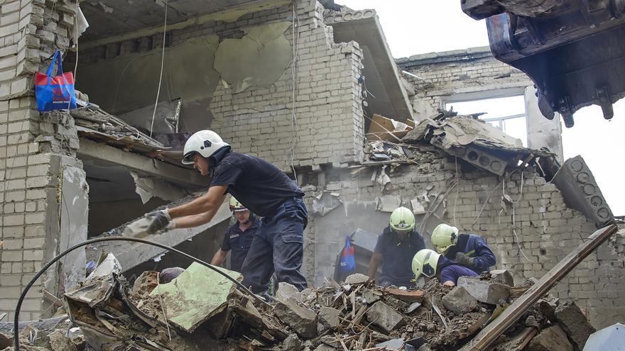 Los equipos de rescate ucranianos sacan algunos supervivientes de los escombros del último ataque en Járkov