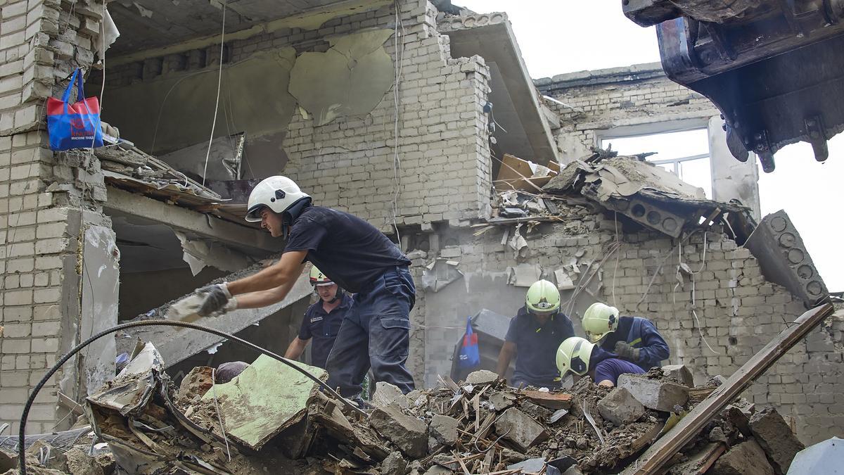 Los equipos de rescate ucranianos sacan algunos supervivientes de los escombros del último ataque en Járkov.