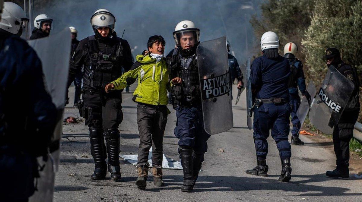 zentauroepp52594218 topshot   riot police detain a migrant during clashes near t200302183907