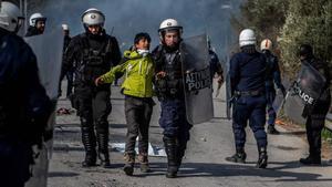 zentauroepp52594218 topshot   riot police detain a migrant during clashes near t200302183907