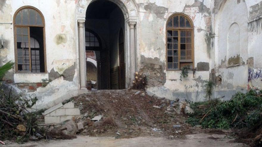 Imagen del estado actual de lo que era el patio de entrada con la escalera de acceso al interior destruida.