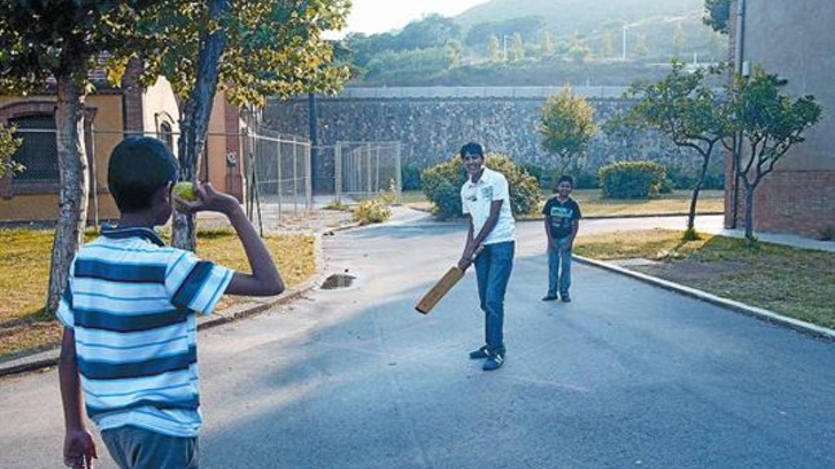 Chicos paquistanís en el parque donde solían jugar hasta que se lo prohibieron tras una trifulca hace 10 días.