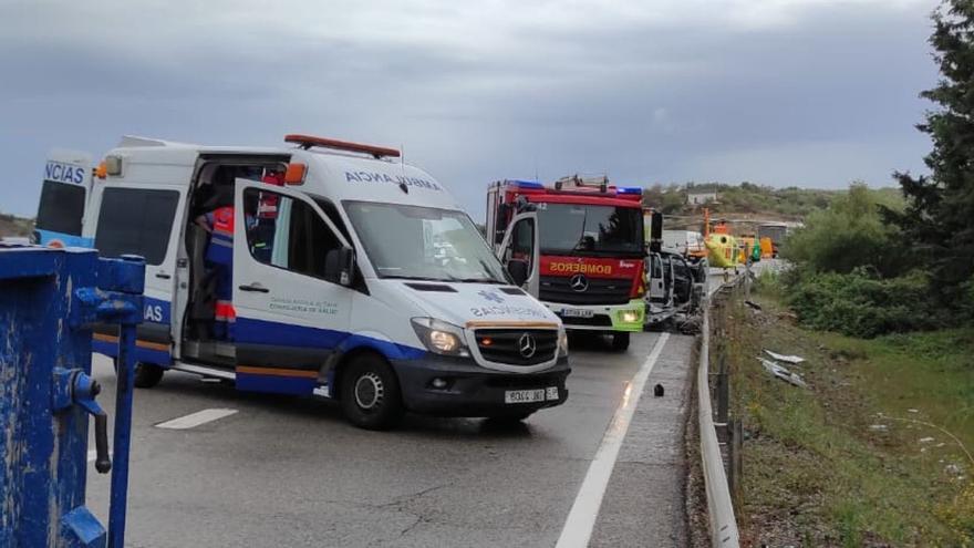 Accidente entre un turismo y un camión en la A-355 en Monda