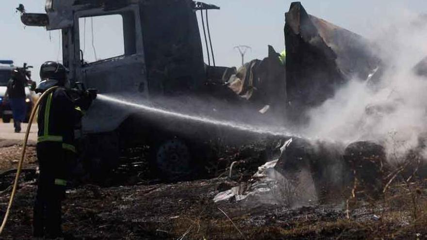 Bomberos de Zamora apagan el fuego del camión siniestrado.