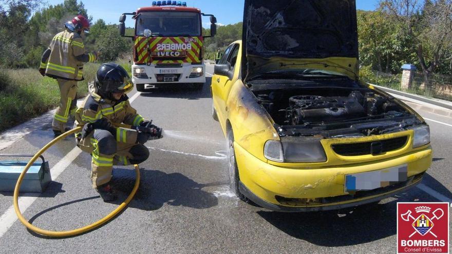 Incendio de un vehículo en medio de la carretera a Sant Joan