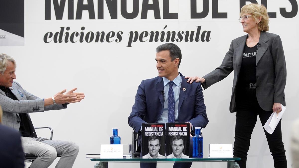 Pedro Sánchez donará a las personas sin techo los ingresos por su libro. En la imagen, junto a Jesús Calleja y Mercedes Milá en la presentación del volumen.