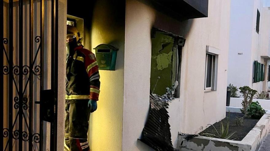 Mueren tres perros en el incendio de una casa en Arrecife: &quot;Las llamas salían por la puerta y la ventana&quot;