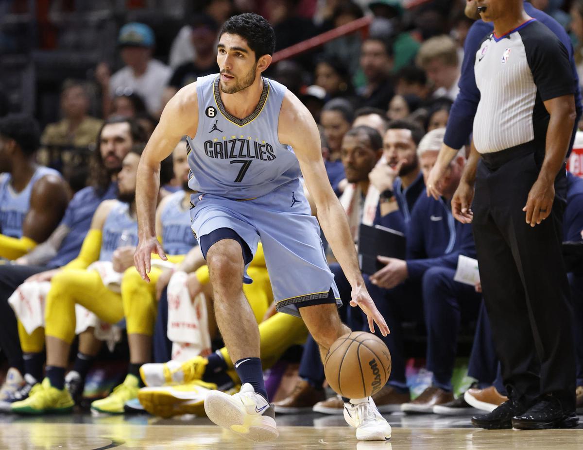 Aldama, con los Grizzliesante los Golden Warriors