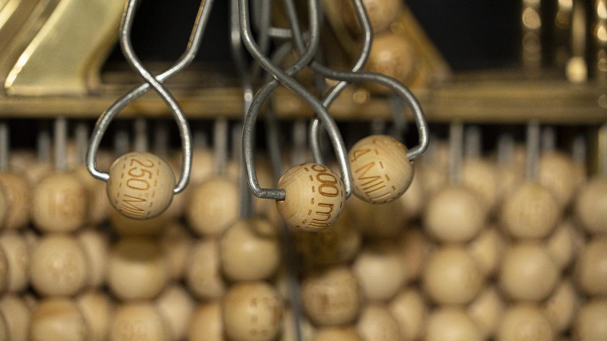 Bolas con números del bombo de la Lotería de Navidad.