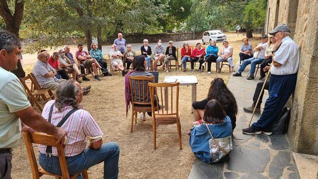 Vecinos y propietarios de la localidad durante la última reunión celebrada. | A. S.
