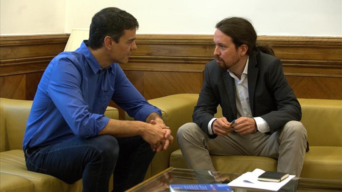Primera cita entre Sánchez i Iglesias, els líders del PSOE i de Podem.