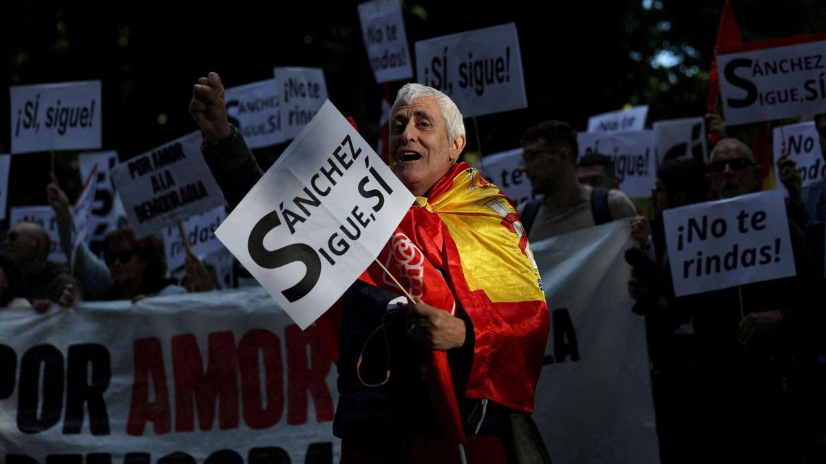 Decenas de personas durante una manifestación en apoyo a Pedro Sánchez, hoy 28 de abril de 2024, en Madrid. La manifestación se ha convocado bajo el lema ‘Sus chantajes, sus bulos y su mafia no pueden contra la democracia y contra el pueblo’