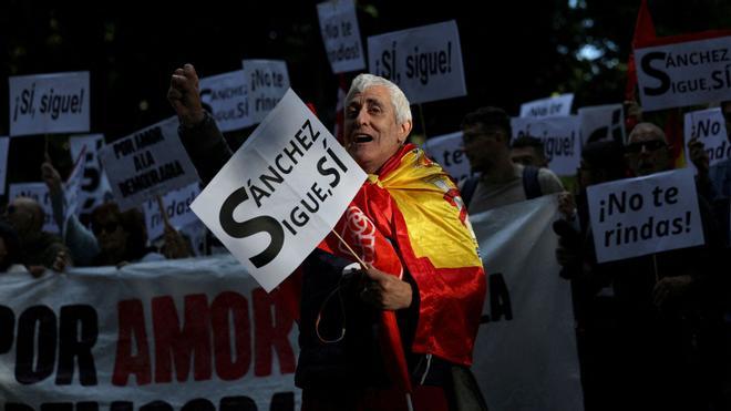 Una manifestación recorre el centro de Madrid en apoyo a Pedro Sánchez