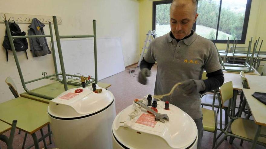 Un operario trabaja para acondicionar un aula como taller para las clases de Peluquería.