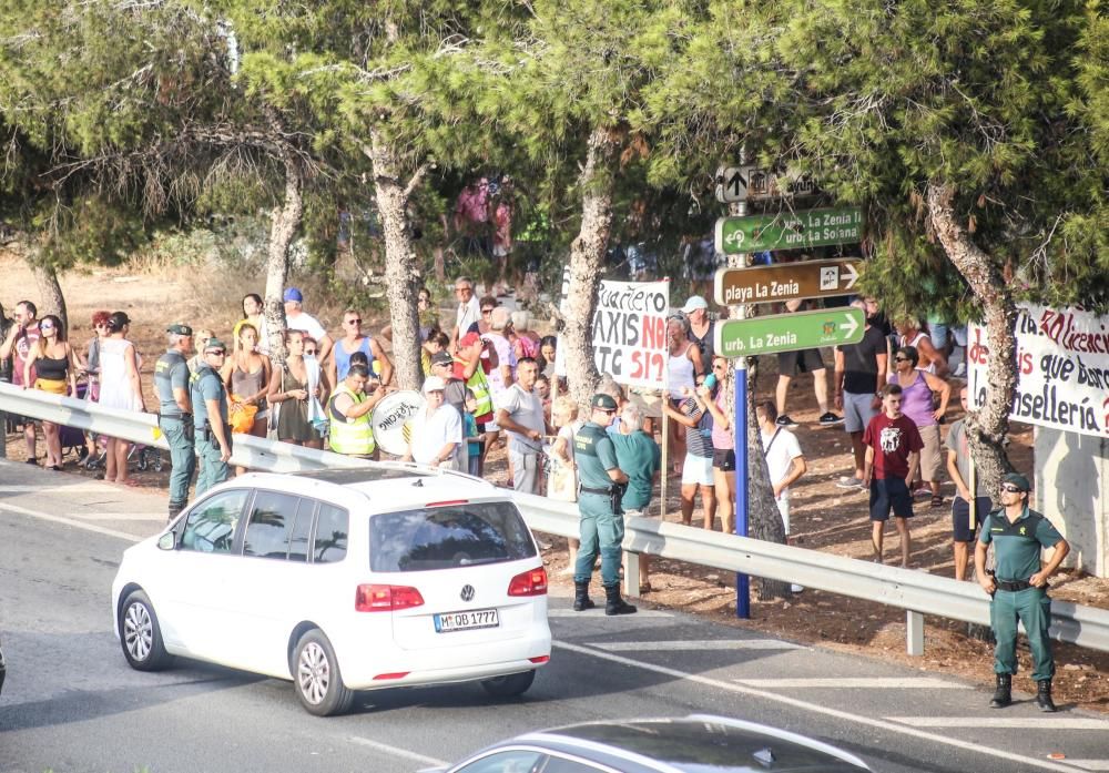 Manifestación en Orihuela Costa por su abandono