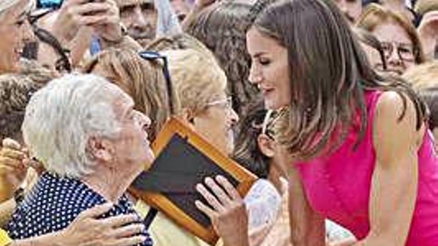 La Reina saluda cariñosamente a una mujer a su llegada a Almagro.