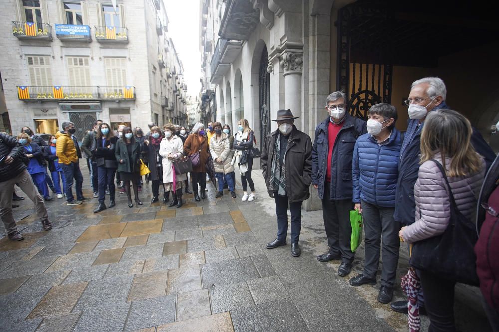 Companys, amics i familiars acomiaden en un acte sorpresa a l'interventor municipal