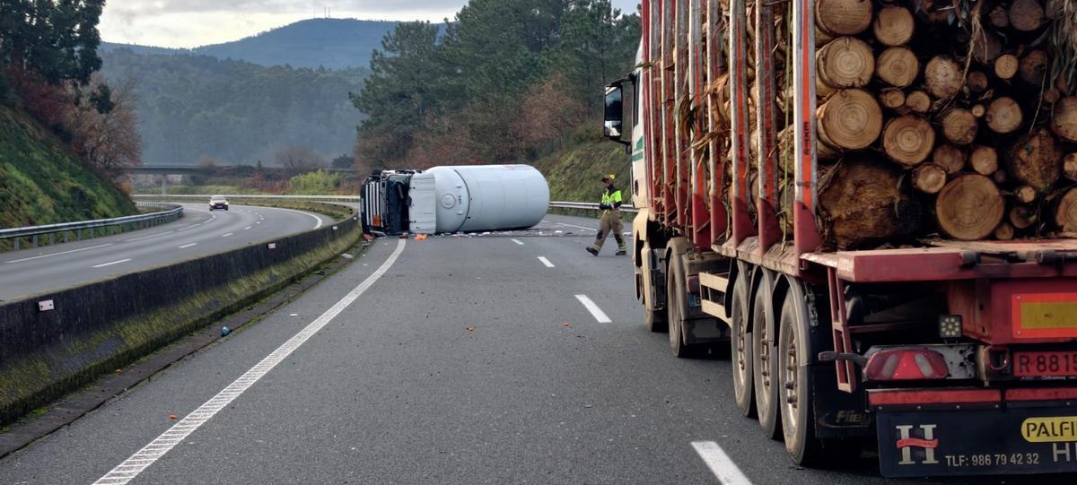 Un accidente entre un camión de mercancías peligrosas y un turismo deja dos heridos y dificulta la circulación en la AP-9