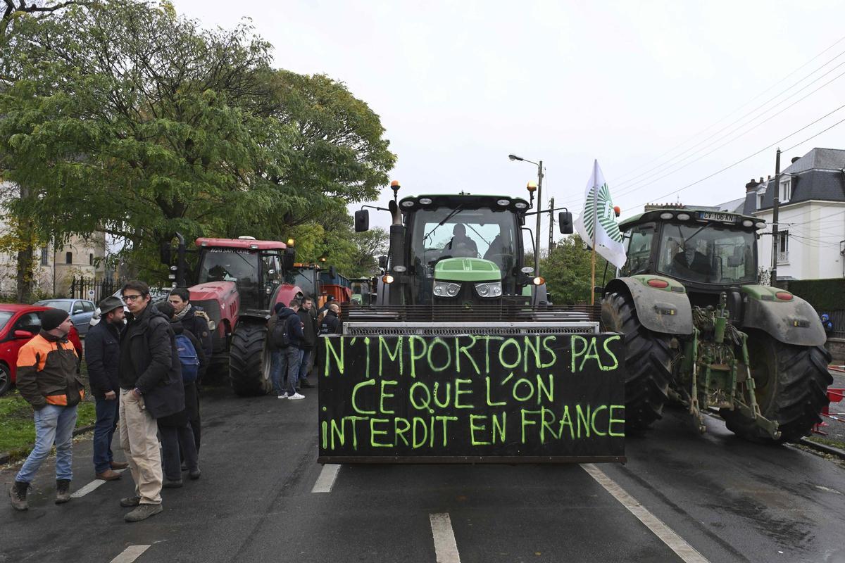 Un agricultor francés lleva en su tractor el lema 'no importemos lo que prohibimos en Francia'.