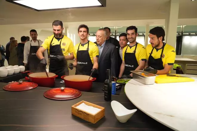 Un 'showcooking' de los jugadores del Villarreal en la presentación de Ascale como nuevo patrocinador