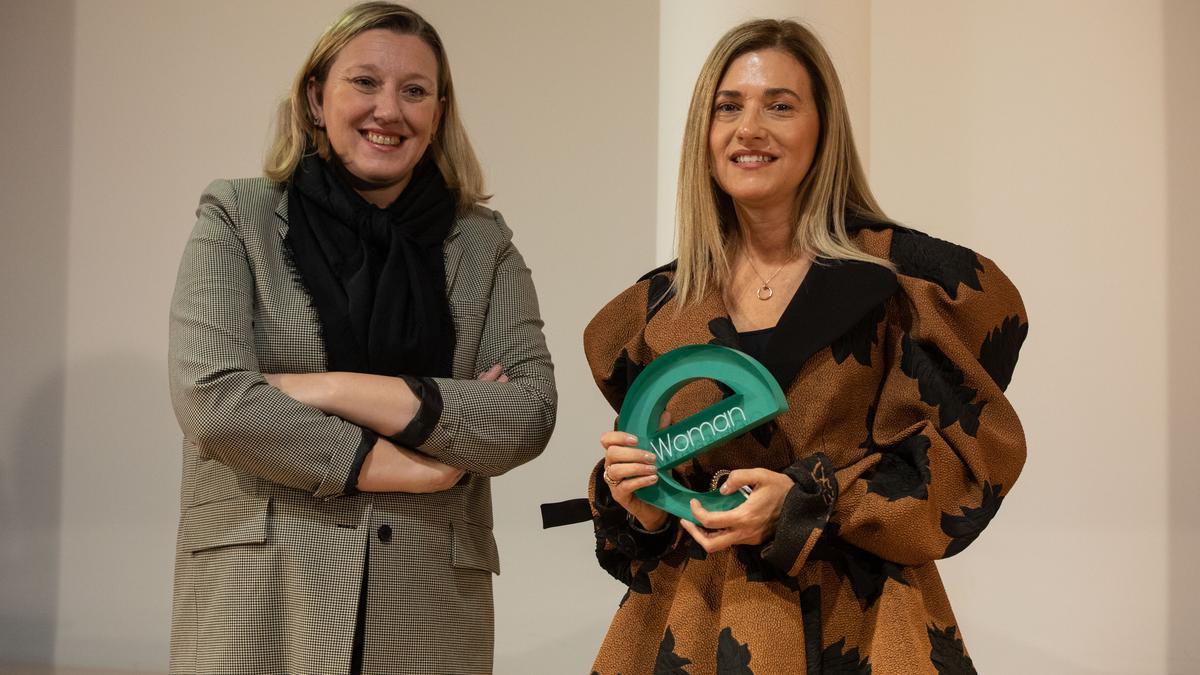 María Victoria Mateos, tras recibir el premio eWoman Zamora 2022 &quot;Tecnología e Investigación&quot; de la mano de Isabel Blanco, consejera de Familia e Igualdad de la Junta de Castilla y León.