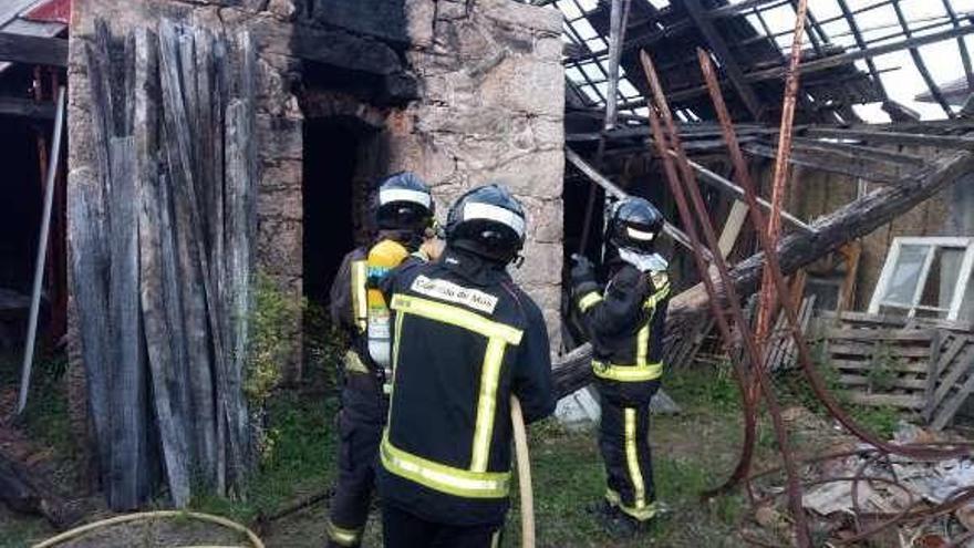 Miembros del servicio de emergencias, tras apagar el fuego. // FdV