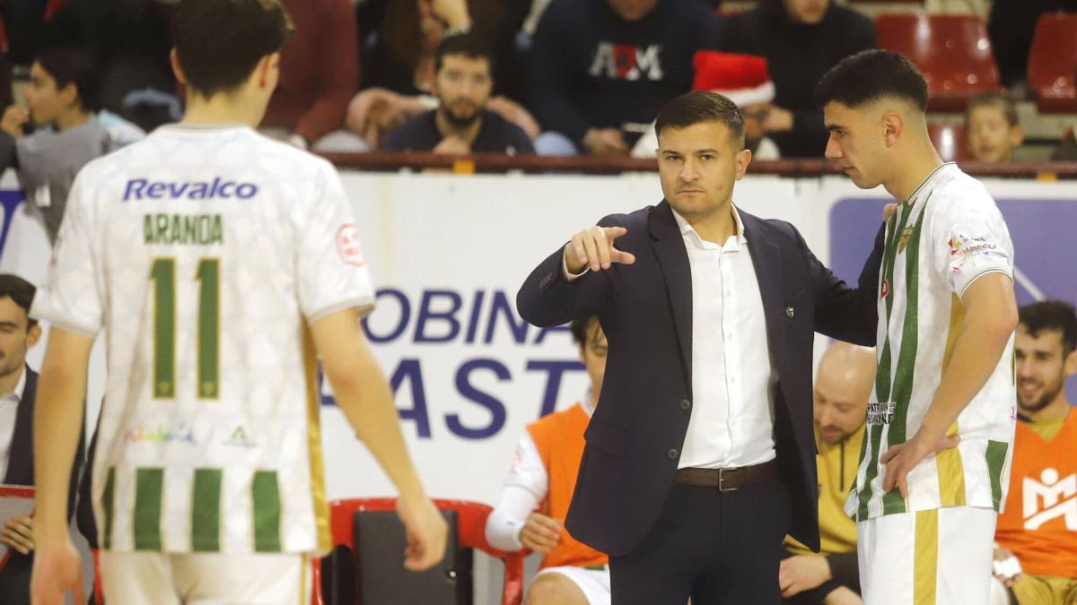 Emanuel Santoro da instrucciones en el encuentro contra el Osasuna Magna.