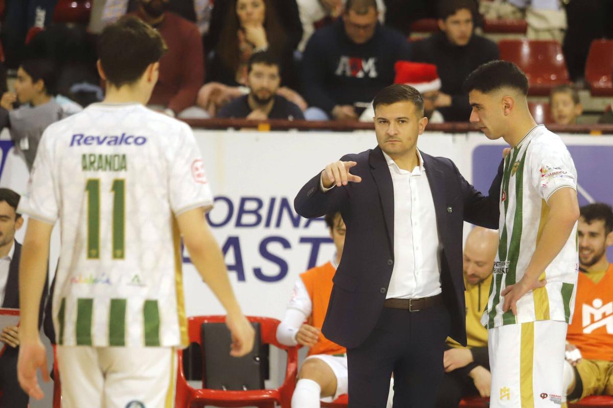 Emanuel Santoro da instrucciones en el encuentro contra el Osasuna Magna.