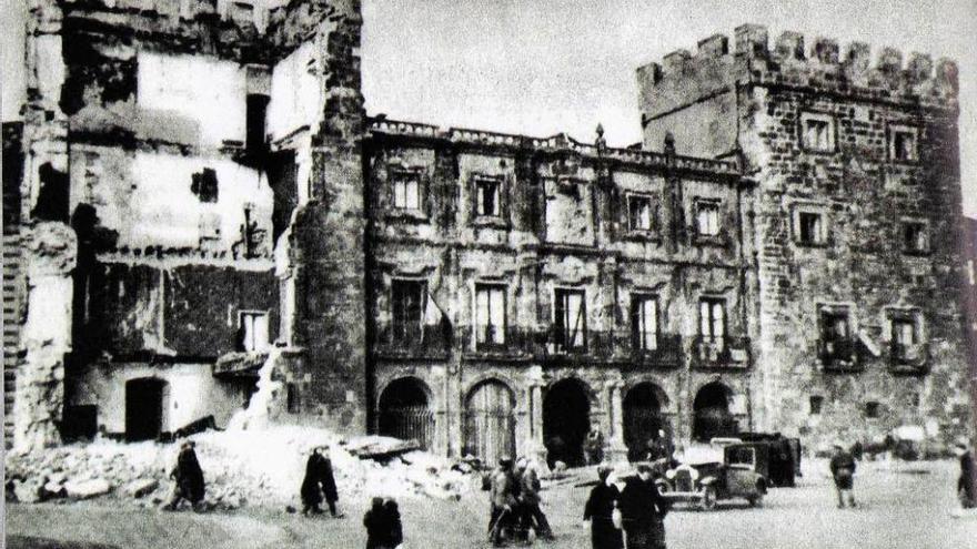 El &quot;Almirante Cervera&quot; bombardeó la sede de los comunistas en el palacio de Revilla-Gigedo.
