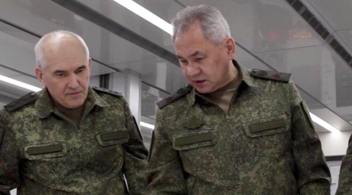 El Ministro de Defensa ruso, Sergei Shoigu, habla con el Coronel General Sergei Rudskoy, Jefe de la dirección operativa principal del Estado Mayor General de las Fuerzas Armadas rusas, durante una inspección de las unidades de tropas rusas que participan en el conflicto