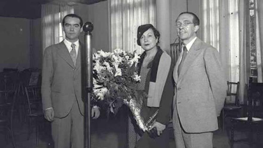 Federico García Lorca con la actriz Margarita Xirgu y el dramaturgo Cipriano Rivas Cherif, en 1935.